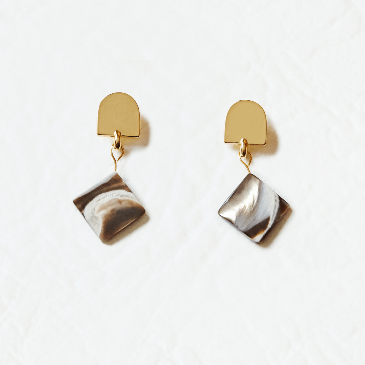 VUE by SEK Earrings gold dome + mini brown mother-of-pearl earrings
